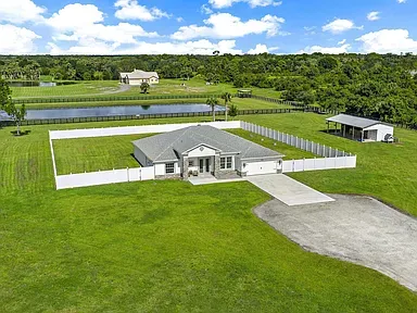 House with large yard and driveway